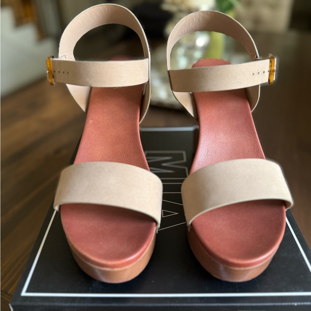 MIA Womens Brown 1" Platform Senna Almond Toe Wedge Sandals Shoes 10 M